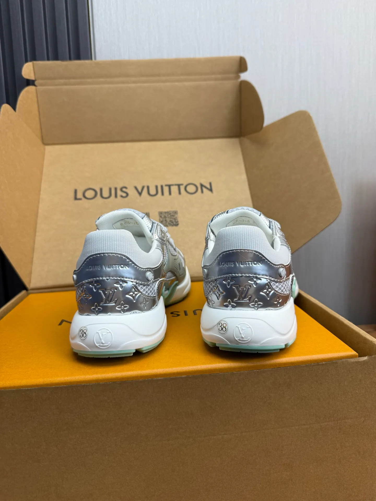 Men's shoes 💰600💰 🌈LV | Louis Vuitton 2025𝐬𝐬 🧡💚2025 spring and summer new style top version‼ ️The original version is the same. The counter specializes in the latest casual shoes. Hard goods are new🆕 🔥🔥🔥Top version: Couple model LV Louis Vuitton L House Donkey brand The latest Olympia series Couple model Silver Horn King Casual sneakers Running shoes This LV Olympia sneaker combines mesh fabric and metallic synthetic leather and other technical fabrics to reinterpret the classic running shoe design with a neat and simple design. Lightweight EVA outsole provides a stretchy fit. Rich details such as Monogram embossing and LV letters establish recognition. Exquisite packaging at the delivery counter 🛍📦 ▪️Fabrics: Original imported technical fabric + mesh ▪️Inner lining: Original customized breathable mesh ▪️Sole: Original molded rubber foam material ▪️Sole thickness: 3.5CM ▪️Size: 35--45 (customized for women 40 and men 45)